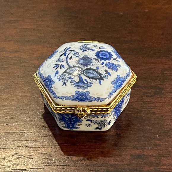 Porcelain gold tone metal jewelry pill box - Hexagonal - Picture 2 of 4